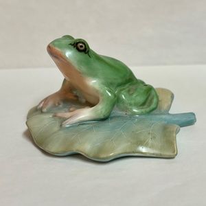 Herend Frog on Leaf Figurine